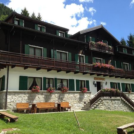 Casa Alpina Don Guanella Bed & Breakfast Macugnaga Exterior photo